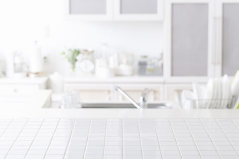 白いタイルのキッチン